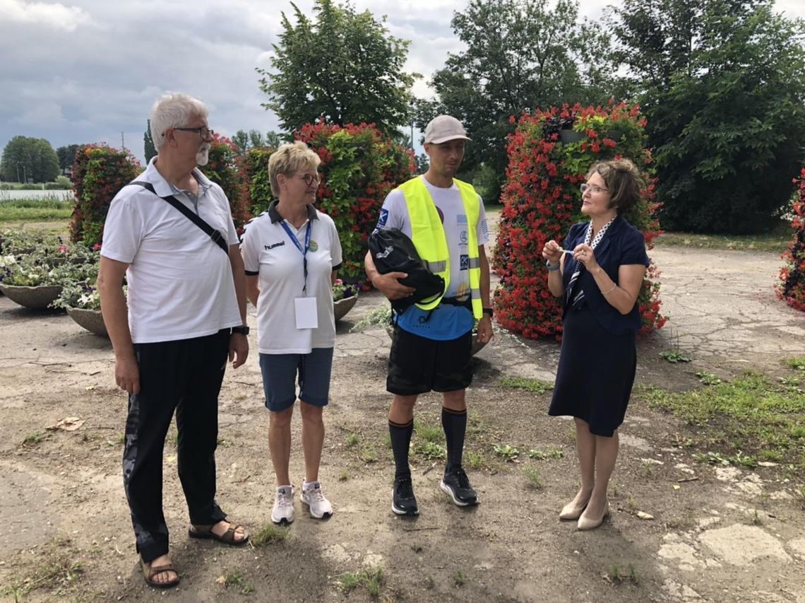 Jak Forrest Gump... Tomasz biegnie dla dzielnej Neli! Po drodze zatrzymał się w Płońsku Jak Forrest Gump... Tomasz biegnie dla dzielnej Neli! Po drodze zatrzymał się w Płońsku