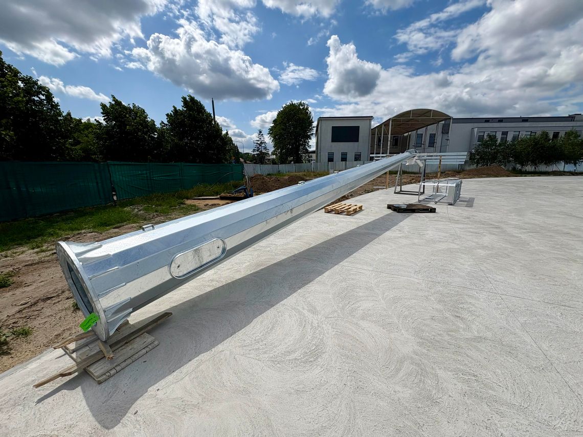 Jaśniej na stadionie w Płońsku. Maszty oświetleniowe w montażu