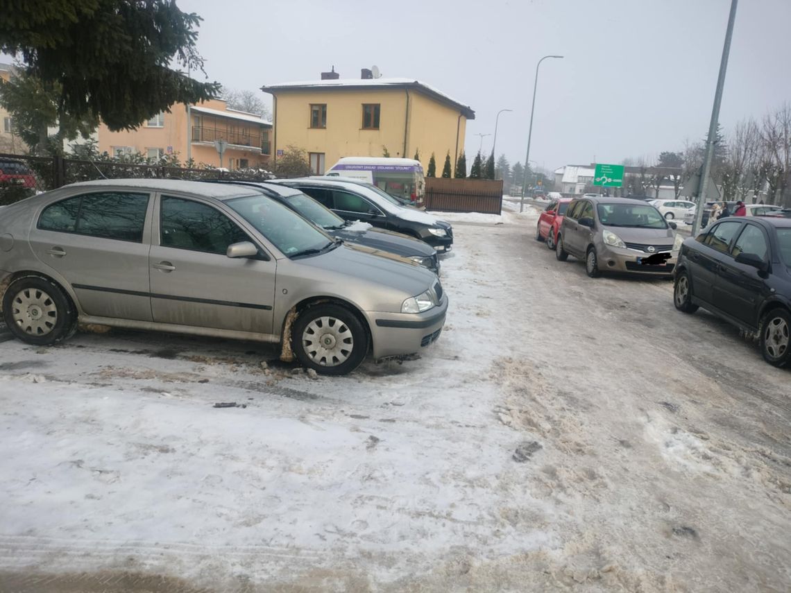 Jazda po chodniku i parkowanie przy SP4 w Płońsku są wykroczeniem. Czy posypią się mandaty?