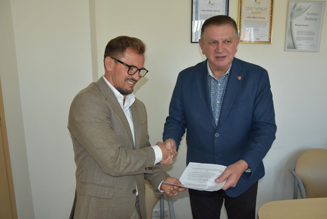 Jest umowa na modernizację boiska przy SP3 w Płońsku Jest umowa na modernizację boiska przy SP3 w Płońsku