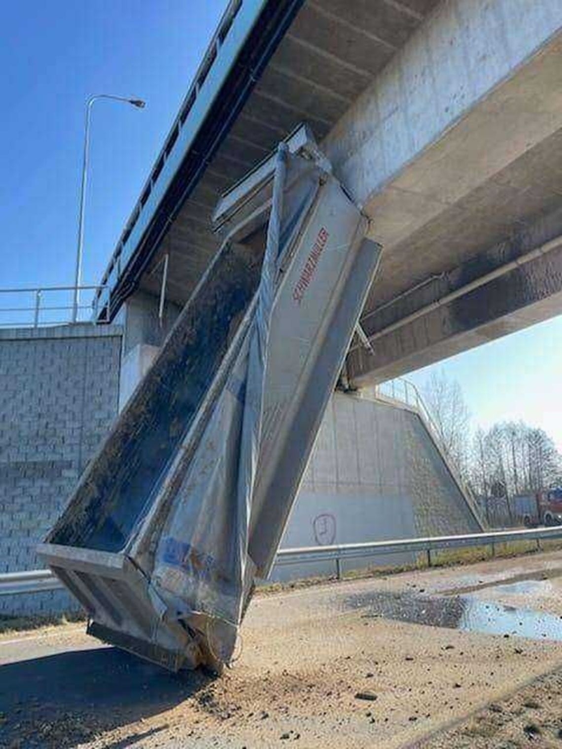 Kierowca przejeżdżając pod wiaduktem … stracił wywrotkę