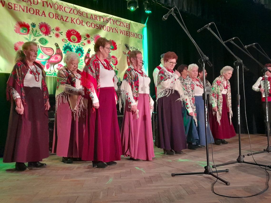 Kluby seniora i koła gospodyń wiejskich na jednej scenie w Glinojecku podczas Przeglądu Twórczości Artystycznej