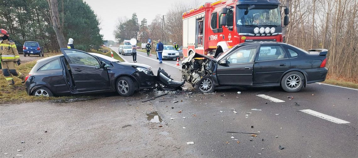 Kolizja dwóch aut na skrzyżowaniu w Krysku. Dwie osoby zostały poszkodowane. Droga jest zablokowana 