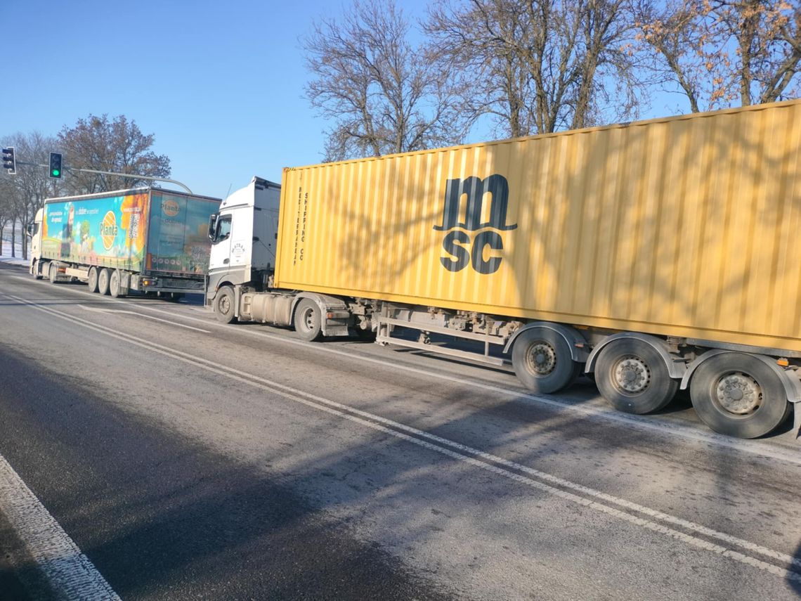 Kolizja dwóch samochodów ciężarowych na DK 10 Kolizja dwóch samochodów ciężarowych na DK 10