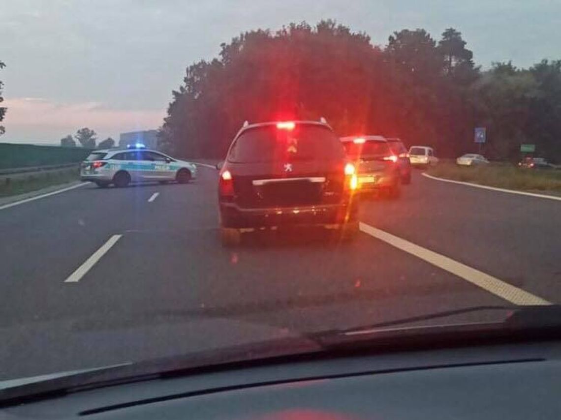 Kolizja łącznie 4 pojazdów na DK7. Trasa jest zablokowana, a policja kieruje na objazdy.