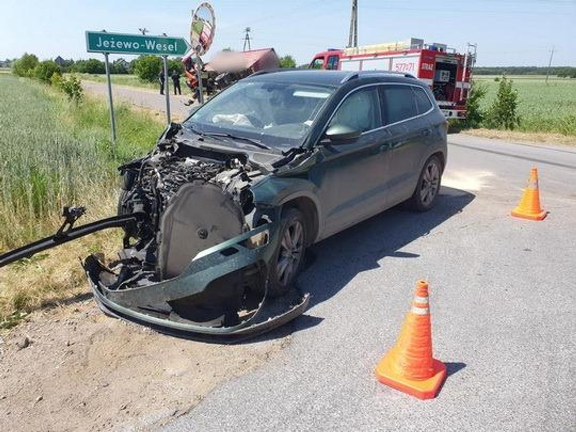 Kolizja osobówki z ciężarówką w Jeżewie-Wesel 