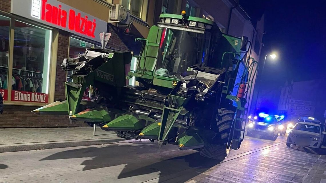 Kombajn utknął w centrum Płońska. Kierowcę zgubiła… nawigacja