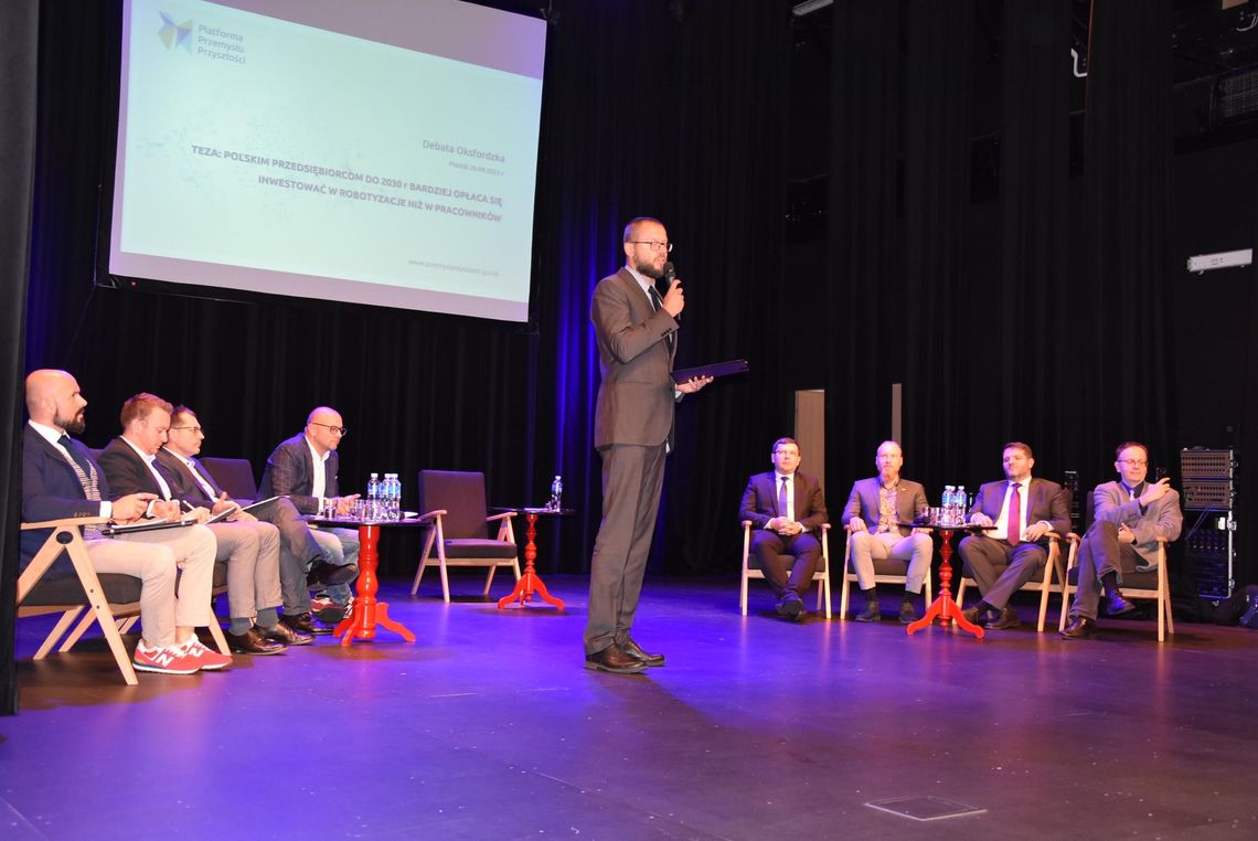 Konferencja dotycząca technologii. Czy bardziej opłaca się inwestować w człowieka czy w roboty?