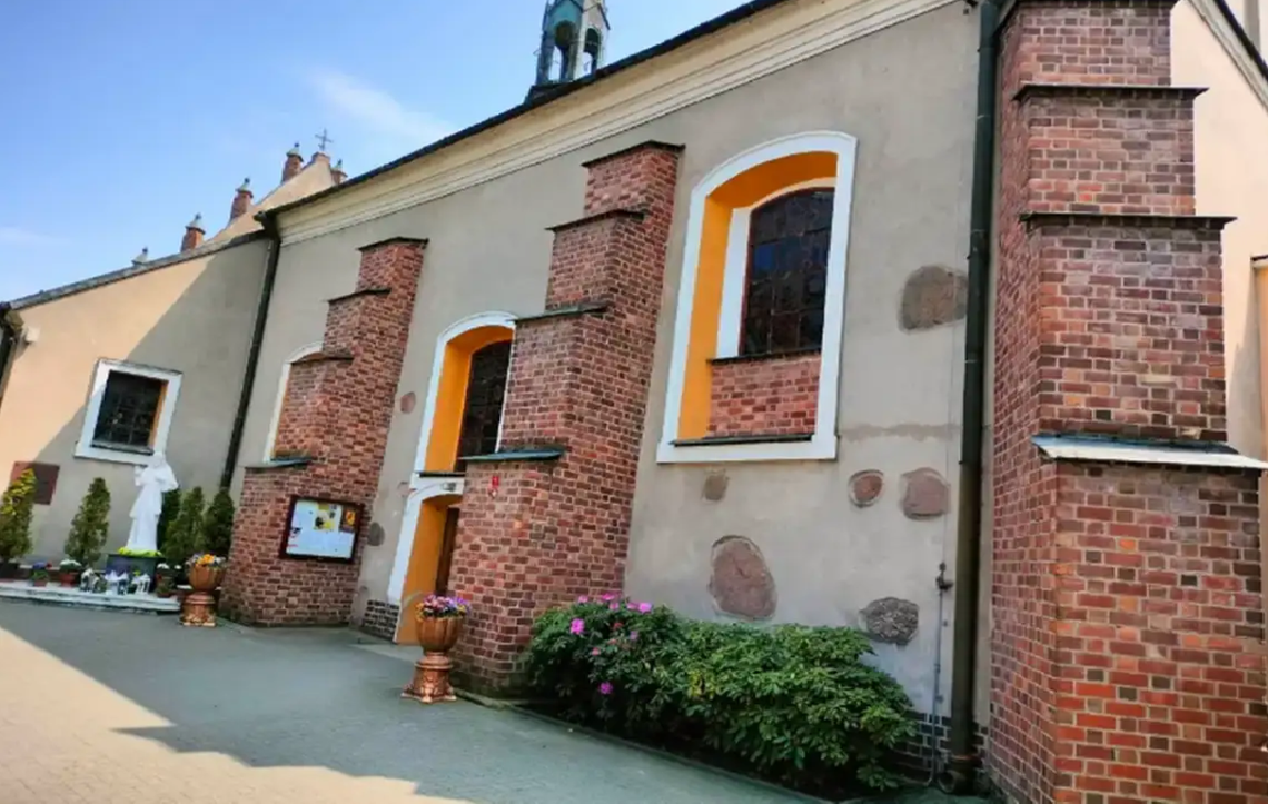 Kradzież skrzynki na datki w kościele w Płońsku. Policja prosi o pomoc w ustaleniu sprawcy