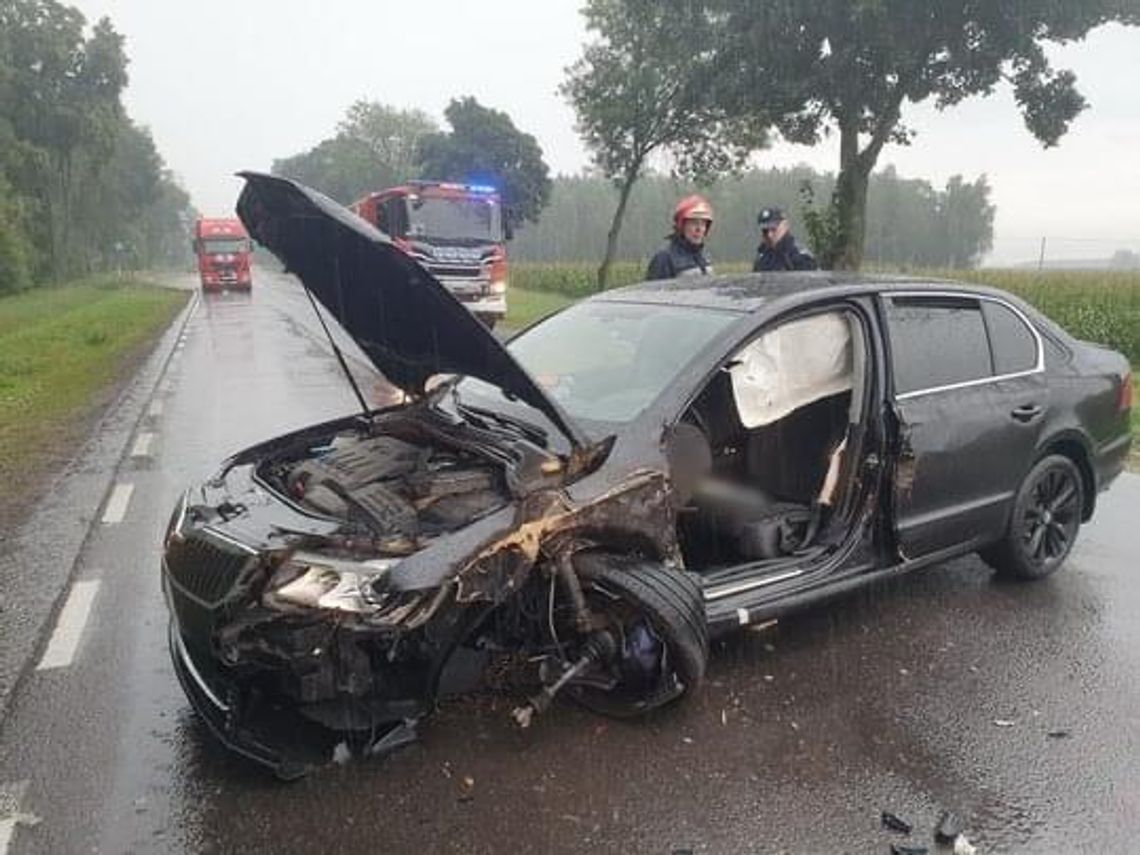 Krajkowo: Mężczyzna najprawdopodobniej zasnął za kierownicą. Kolizja z udziałem 3 pojazdów.