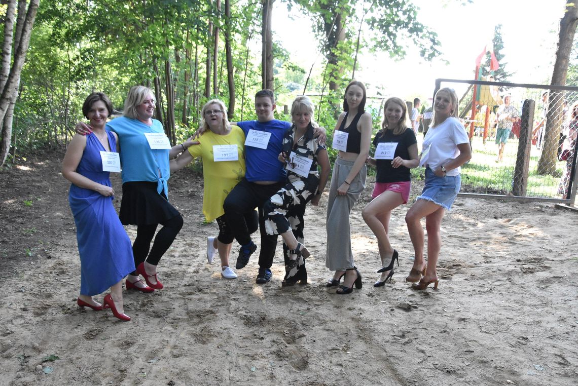 Królewska tradycja. Pomoc charytatywna, biegi na obcasach i wspaniała zabawa