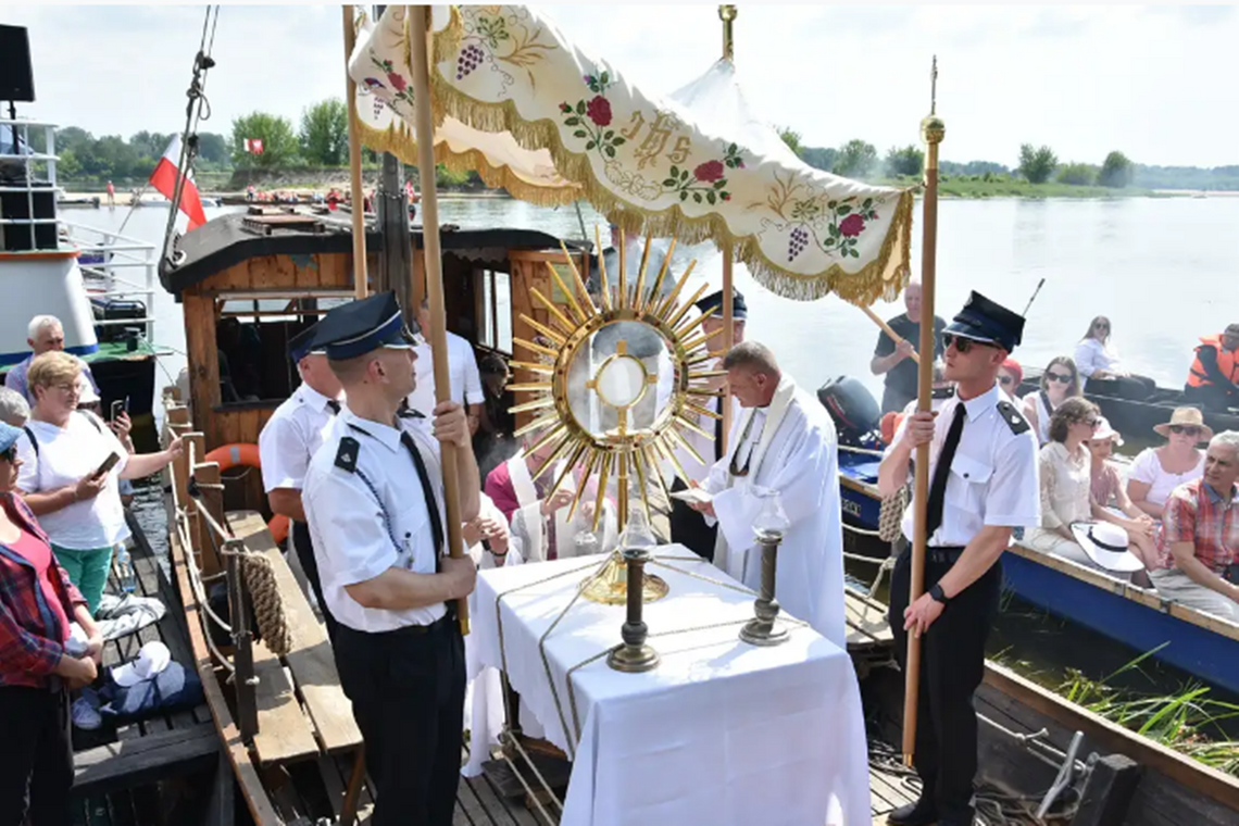 Królową polskich rzek do Boga. Kolejna procesja Bożego Ciała
