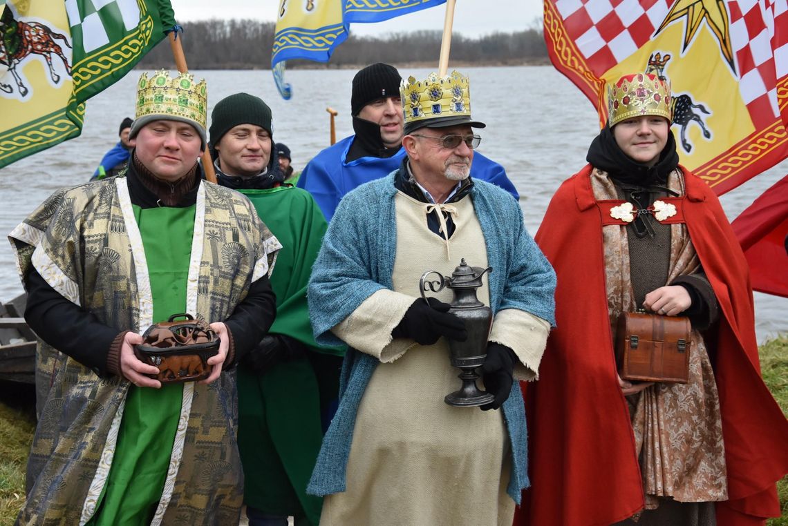 Królowie na łodziach. Pierwszy taki Orszak Trzech Króli w Czerwińsku