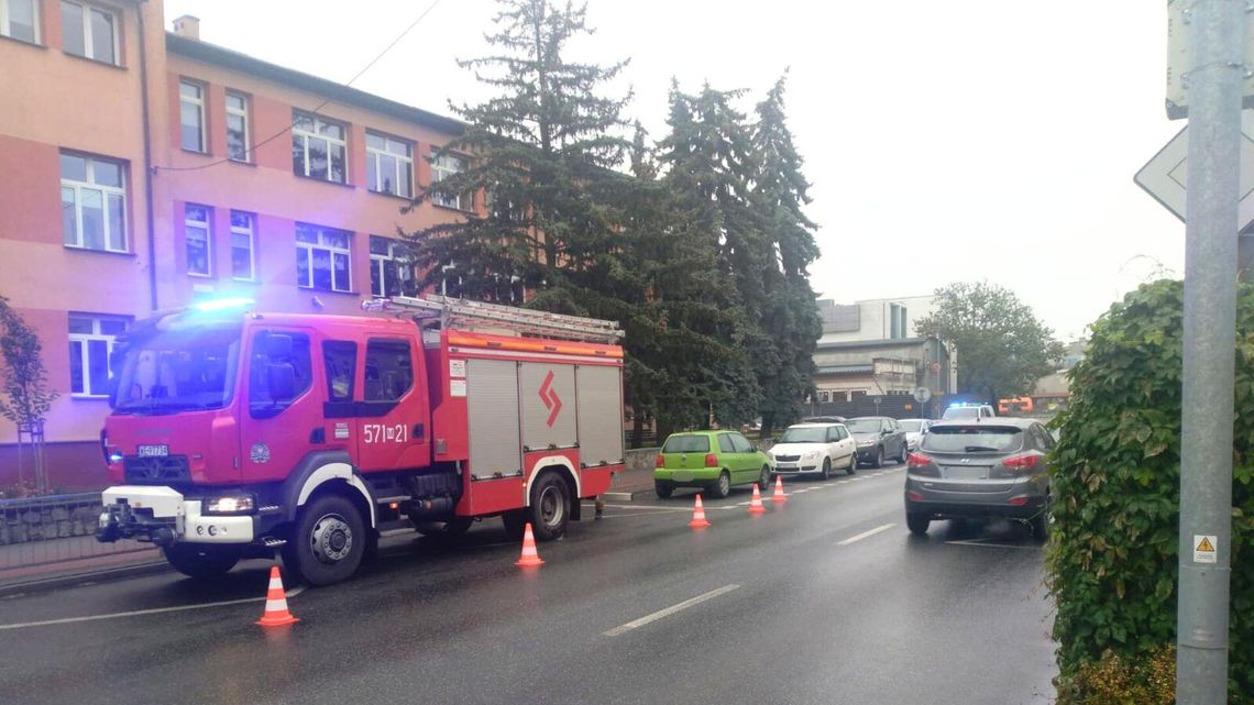 Mail o podłożeniu ładunku wybuchowego i ewakuacja uczniów I LO w Płońsku