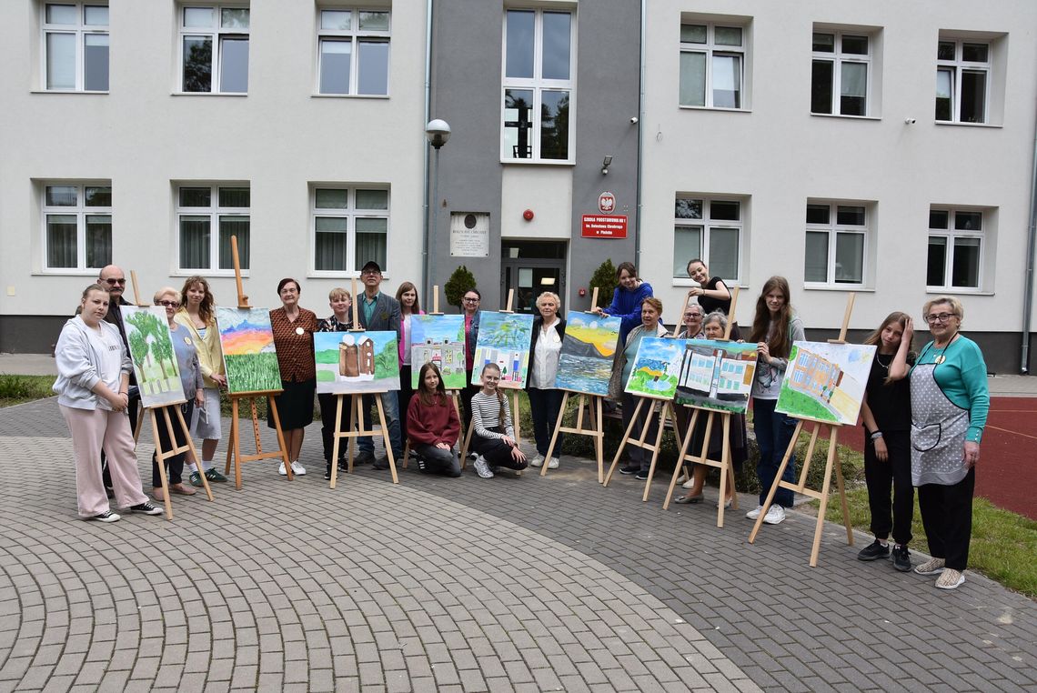 Malarski plener łączący pokolenia w Szkole Podstawowej nr 1 w Płońsku
