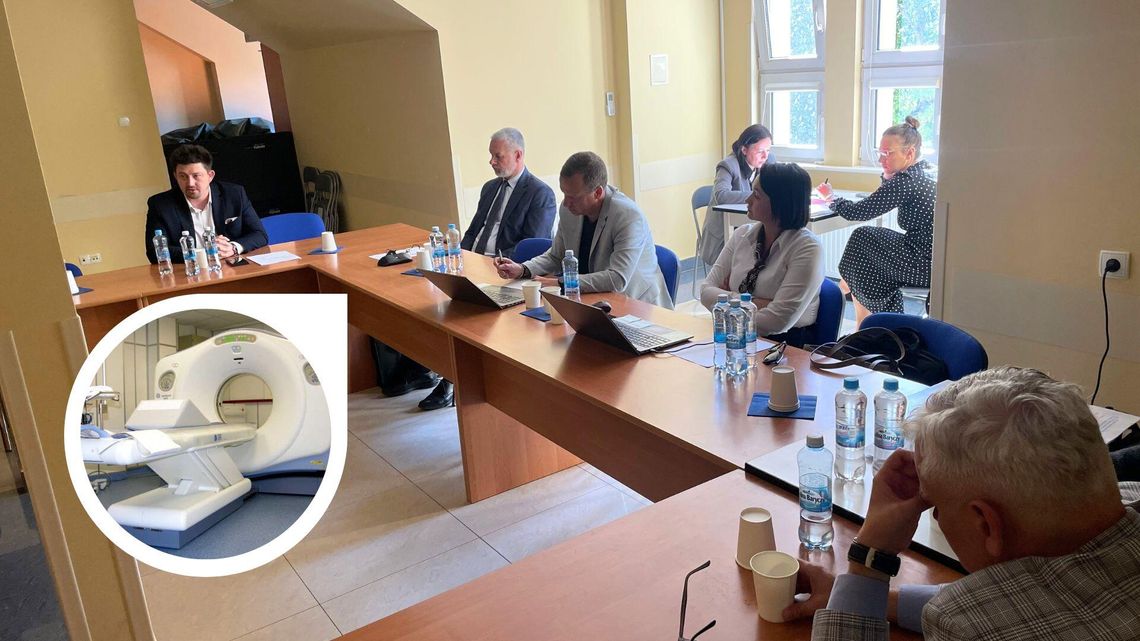 Mobilny tomograf stanie przed płońskim szpitalem