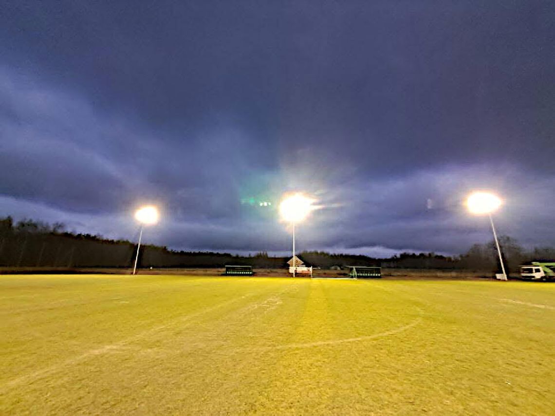 Modernizacja boiska w Słoszewie. Zawodnicy zagrają przy sztucznym oświetleniu