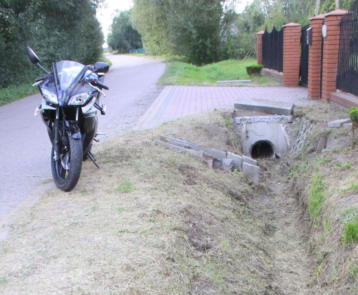 Motocykl uderzył w betonowy przepust. Policja poszukuje świadków zdarzenia w Draminie