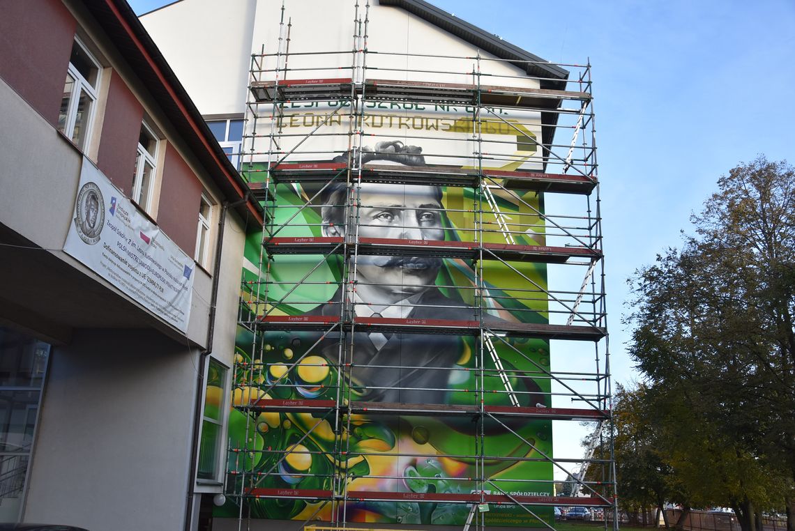 Mural patrona zdobi szkołę Zespołu Szkół nr 2 w Płońsku