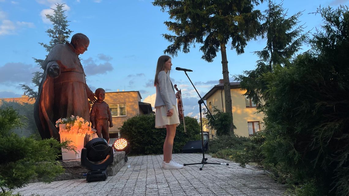 Muzyczny wieczór przy pomniku św. Jana Pawła II