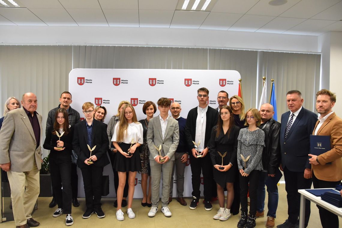 Nagrodzeni za wyniki w nauce i sporcie oraz za działalność na rzecz szkoły Nagrodzeni za wyniki w nauce i sporcie oraz za działalność na rzecz szkoły