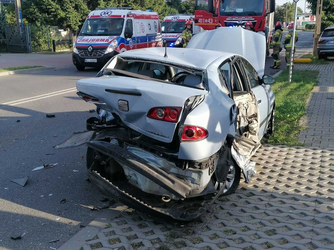 Najpierw w krawężnik, potem w znak, po drodze w latarnie i na koniec w ogrodzenie...