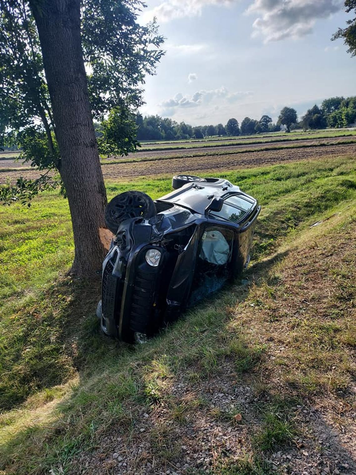 Naruszewo. Pijany 69-latek kierował autem. Jazdę zakończył w przydrożnym rowie 