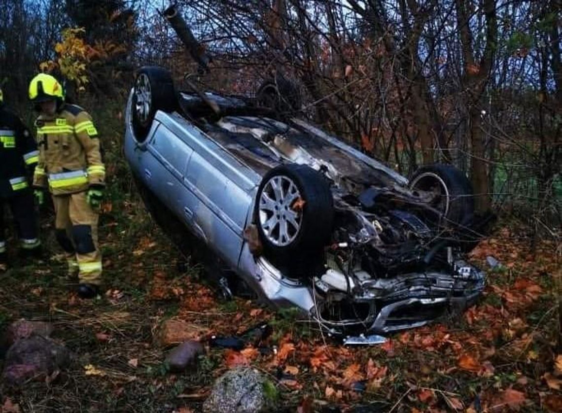 Nietrzeźwy 34-latek uderzył osobówką w przystanek, a jazdę skończył między krzakami