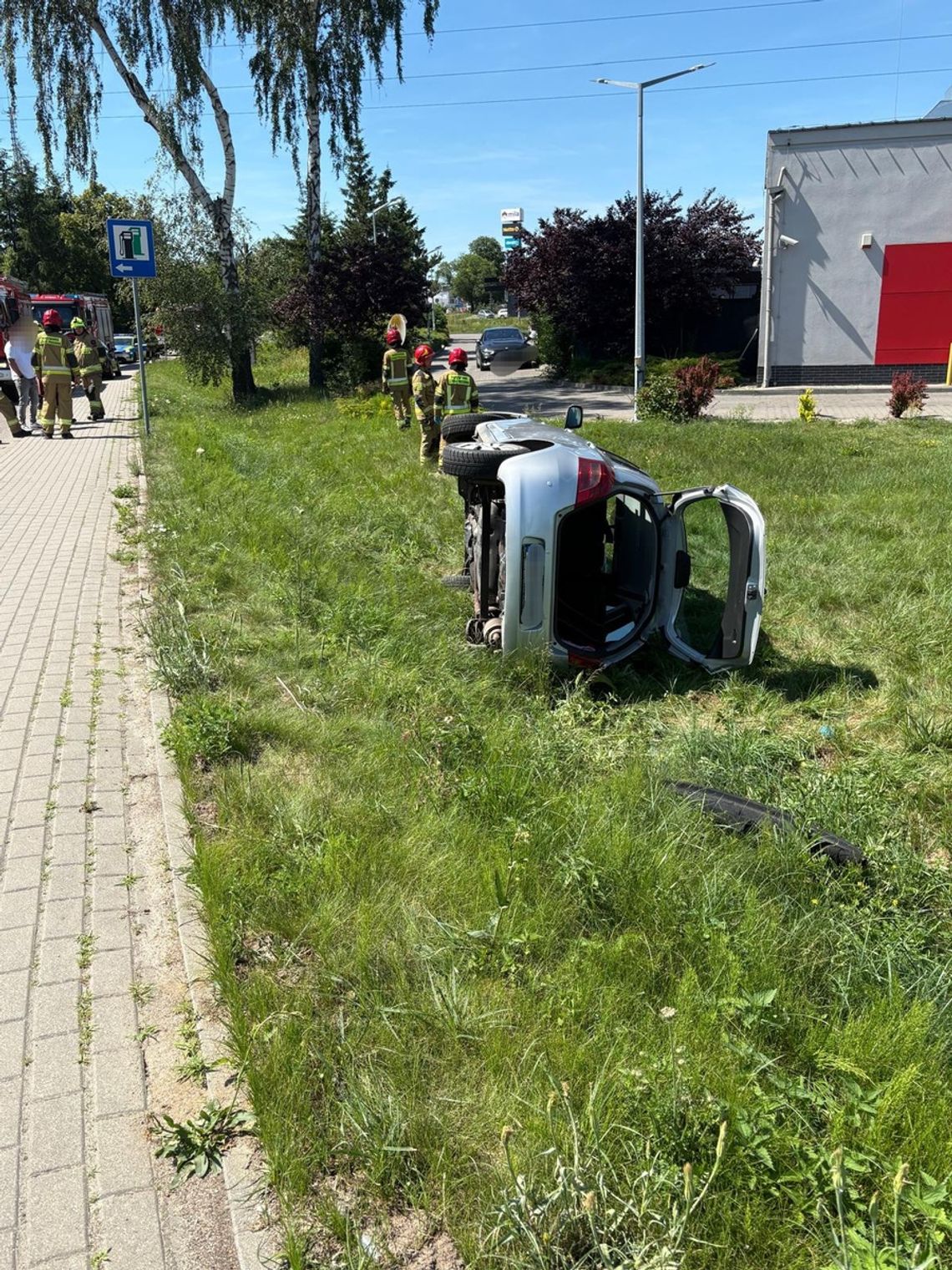 Nietrzeźwy senior za kierownica toyoty. Jazdę zakończył na pasie zieleni Nietrzeźwy senior za kierownica toyoty. Jazdę zakończył na pasie zieleni