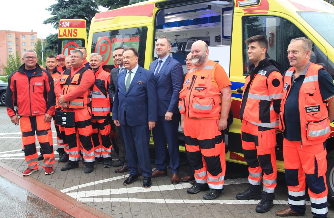 Nowa karetka dla szpitala w Ciechanowie. Ambulans przekazał samorząd Mazowsza