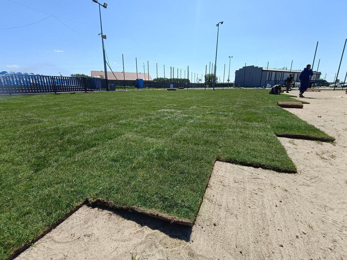 Nowa murawa na stadionie w Raciążu