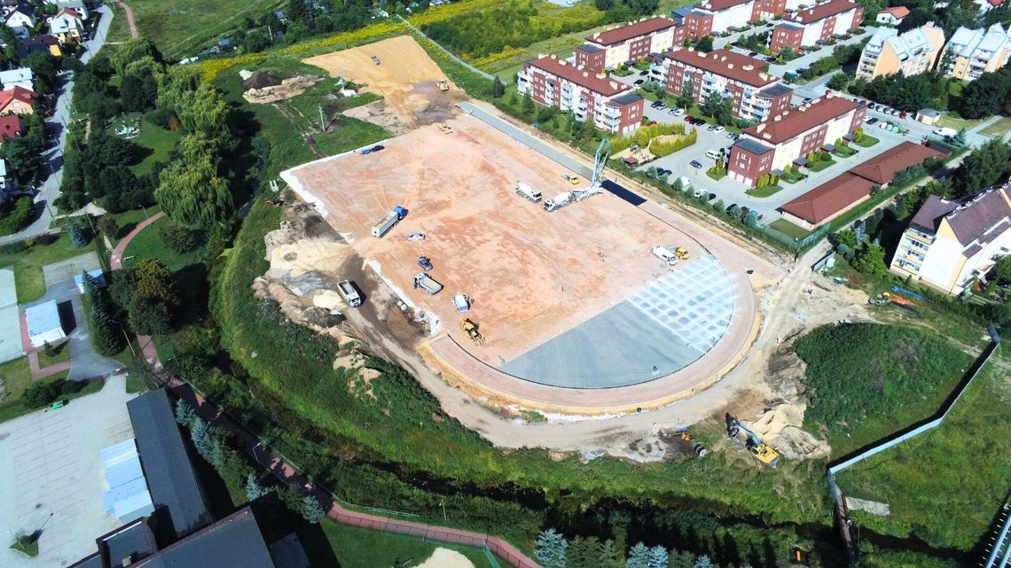 Nowy kompleks sportowy w Płońsku rośnie. Połowa prac już wykonana Nowy kompleks sportowy w Płońsku rośnie. Połowa prac już wykonana