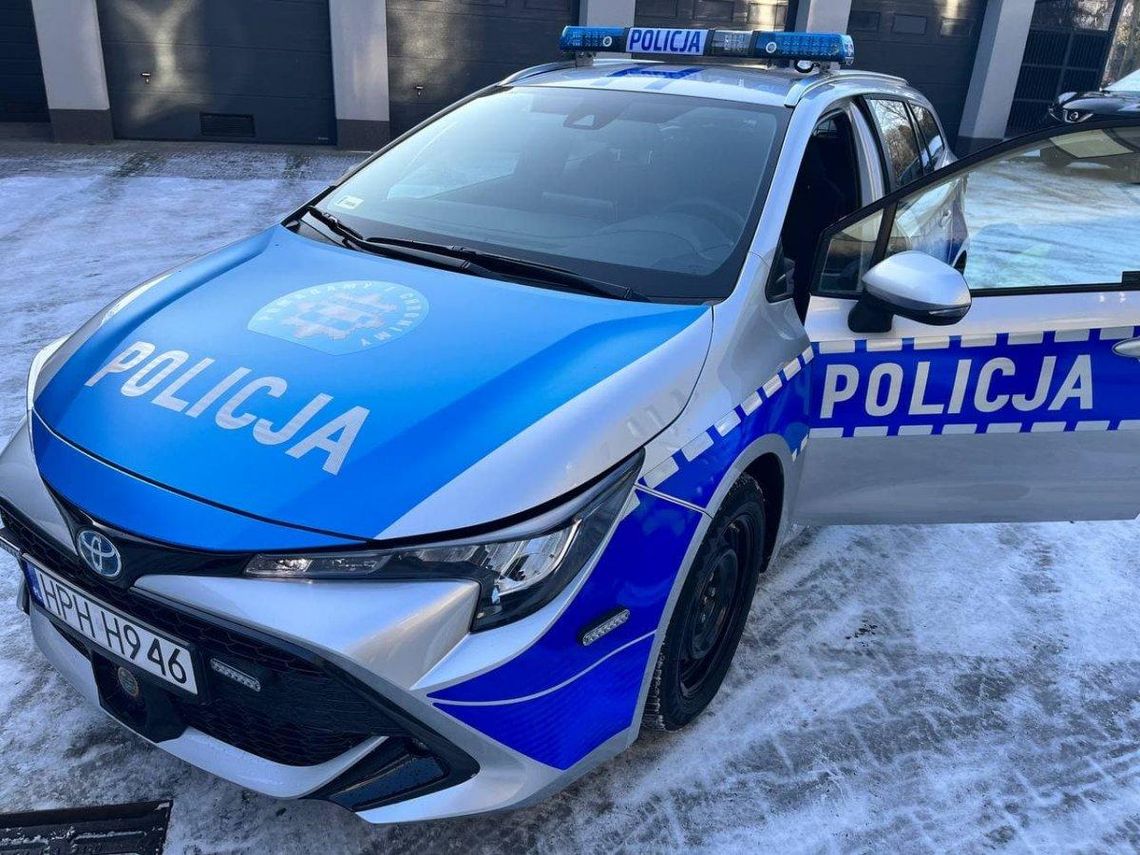 Nowy radiowóz dla policjantów z Glinojecka. Będą jeździć hybrydą