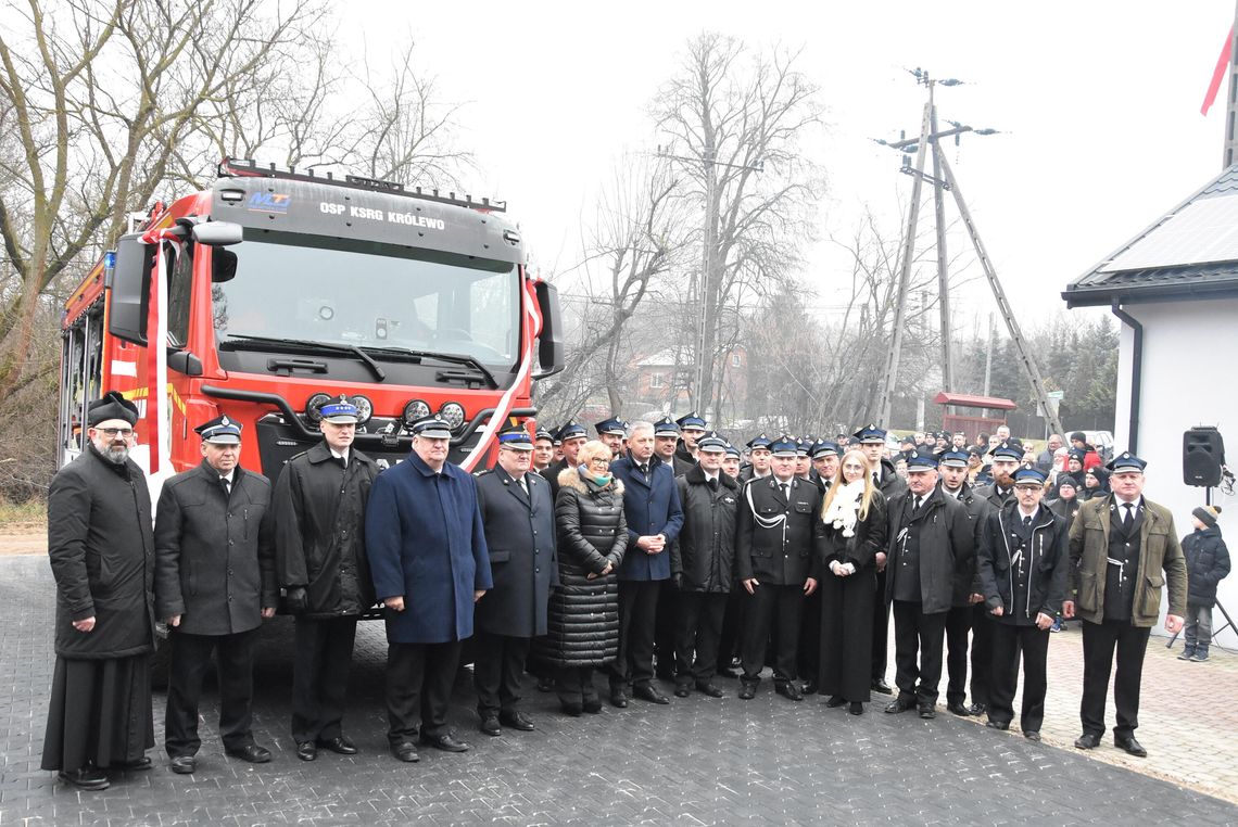 Nowy wóz ratowniczo-gaśniczy zaparkował przed jednostką OSP Królewo