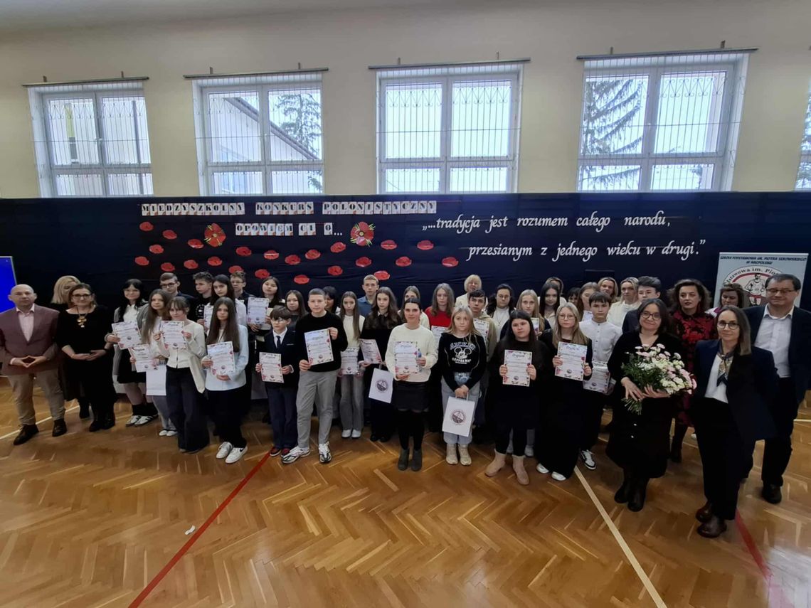 O polskich tradycjach i zwyczajach podczas konkursu wiedzy polonistycznej