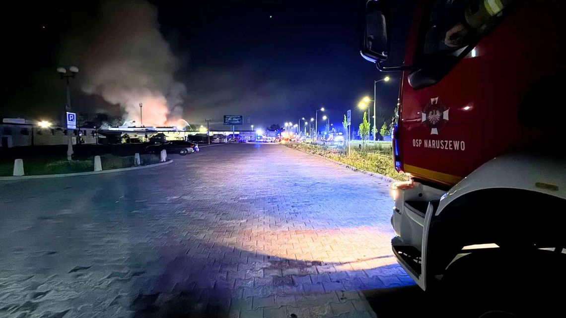 Ogromny pożar hali w Płocku. Pomagali strażacy z powiatu płońskiego