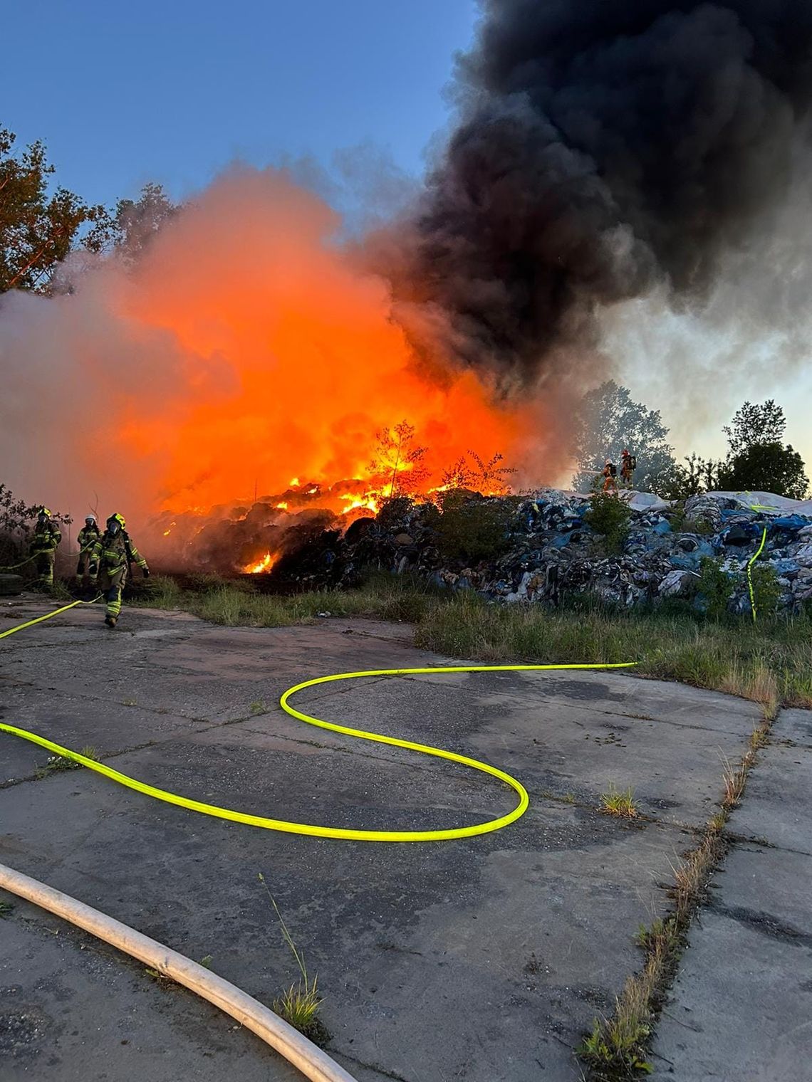 Ogromny pożar tkanin i ubrań pod Nowym Dworem. W akcji 60 strażaków