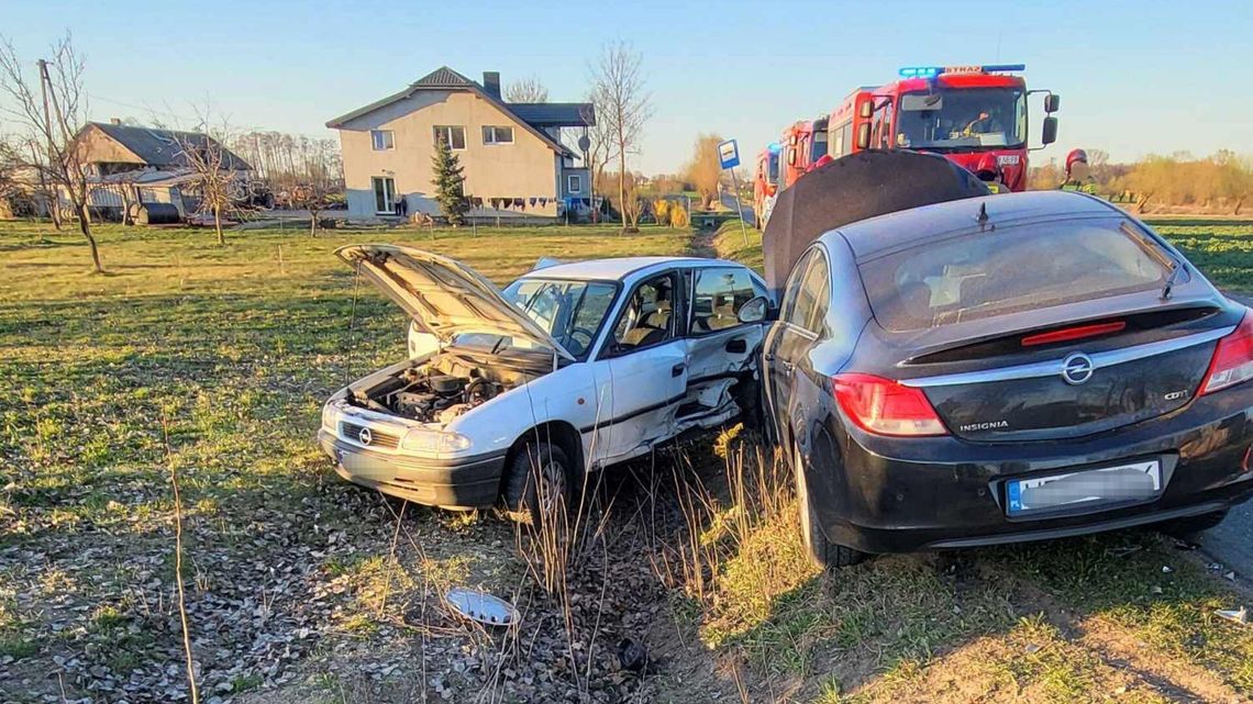 Opel uderzył w opla. 75-latka trafiła do szpitala