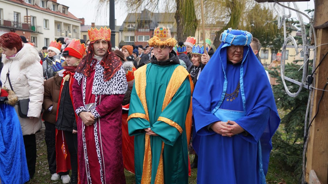 Orszak i wspólne kolędowanie przy raciąskiej szopce