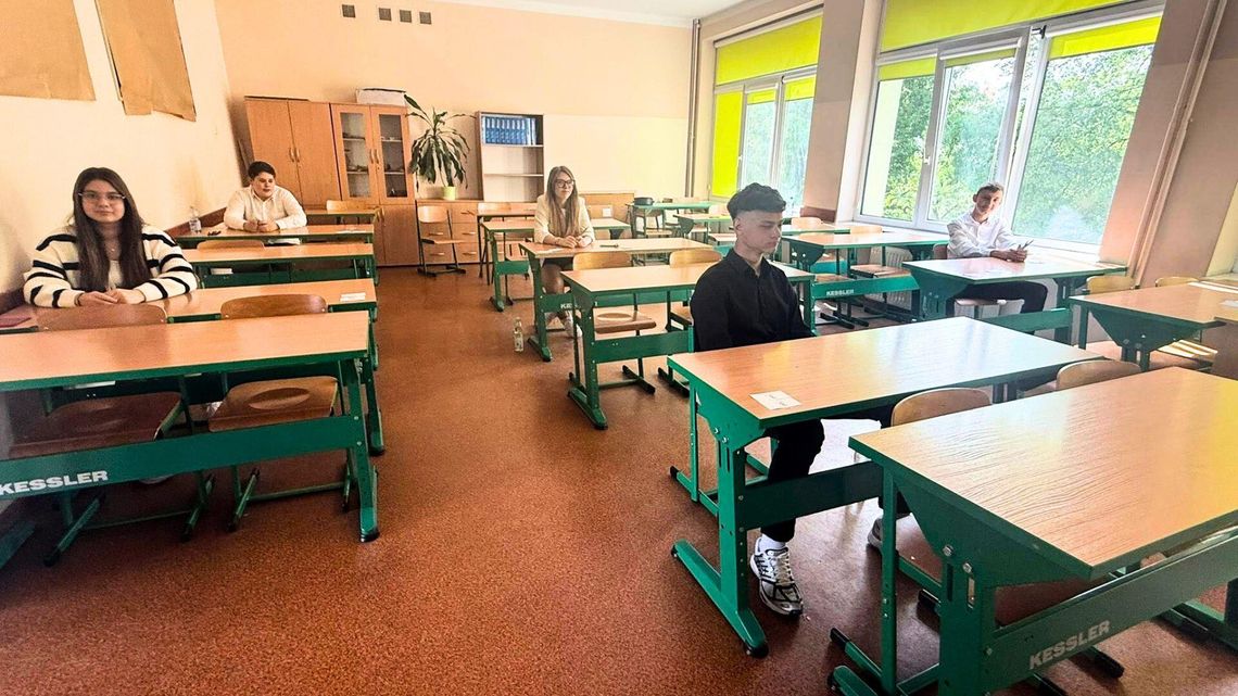 Ósmoklasiści rozpoczęli egzaminy. Na początek język polski
