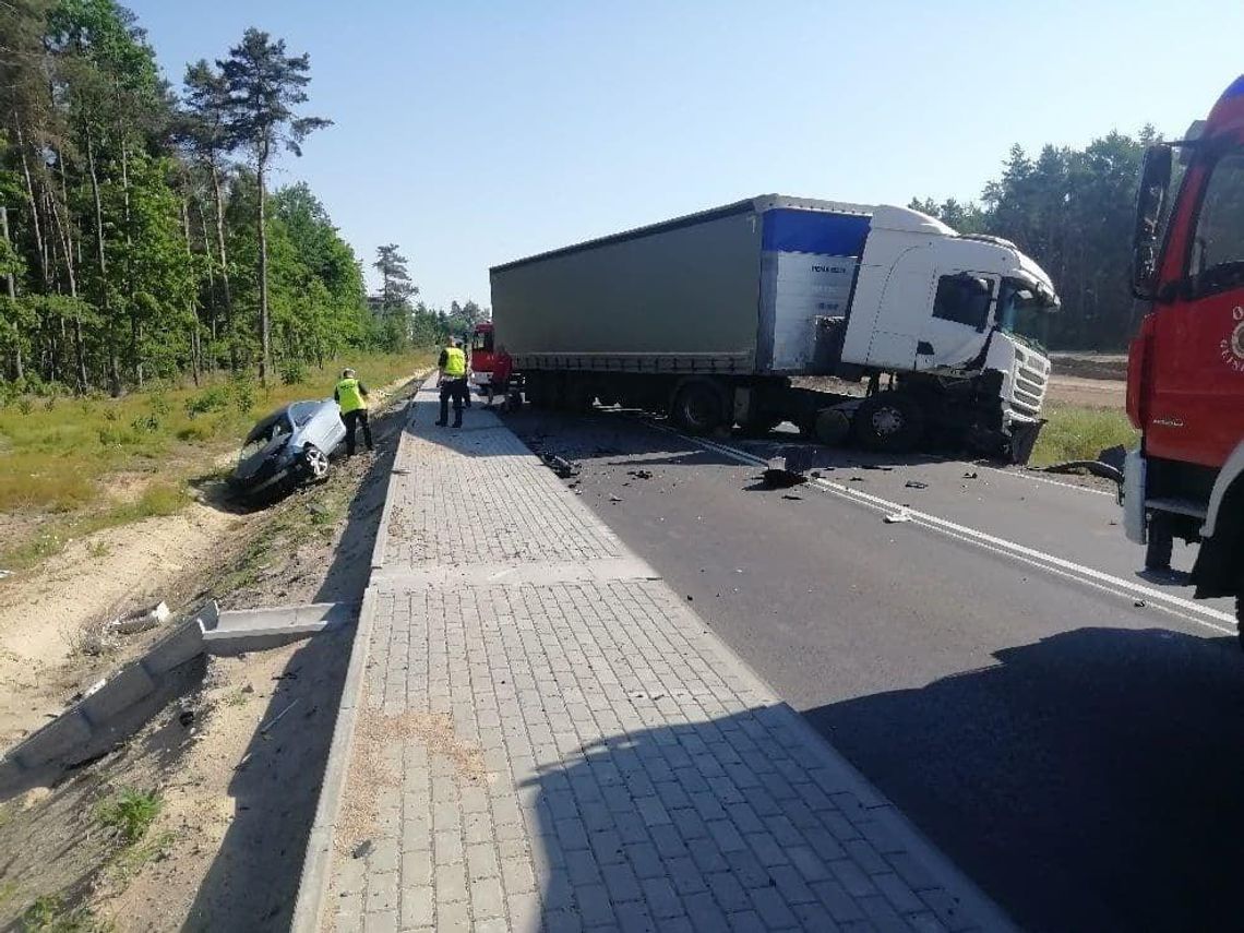 Osobówka uderzyła w bok tira. 37-latek trafił do szpitala