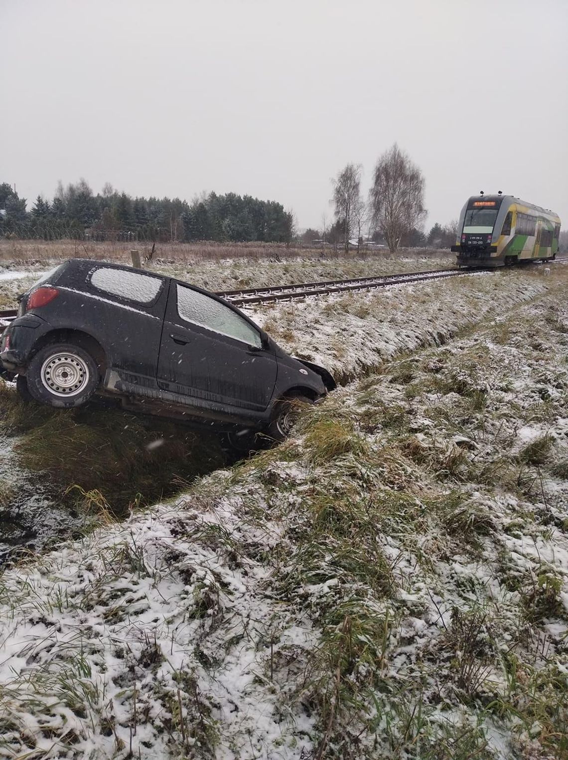 Osobówka zderzyła się z szynobusem. Nie żyje kierująca, którą reanimowano