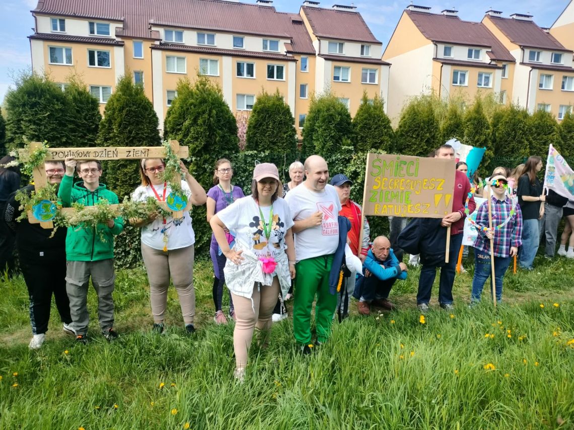 Parada i sadzenie drzew podczas obchodów Dnia Ziemi