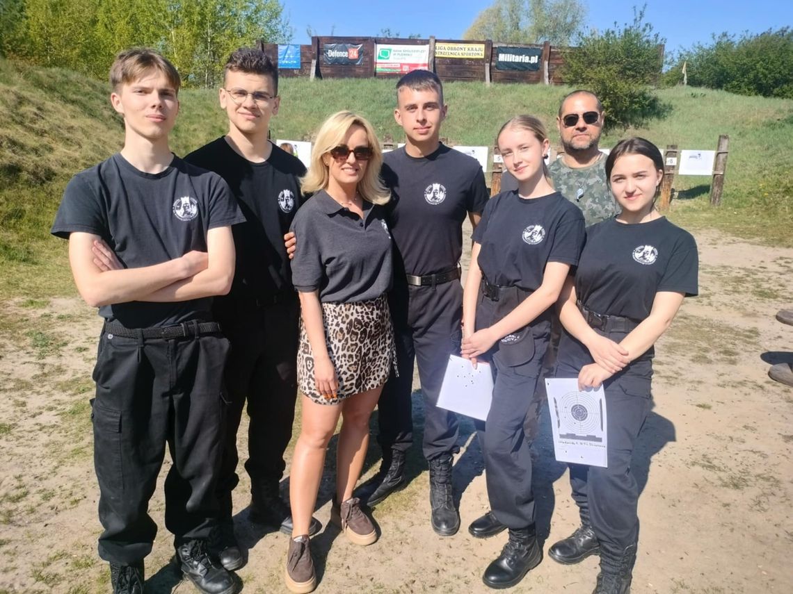 Parada strzelecka uczniów klas mundurowych