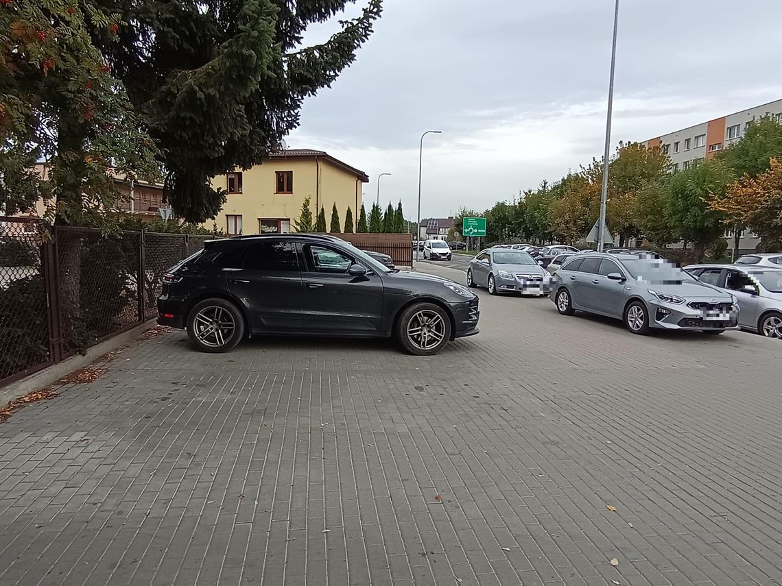 Parking, chodnik czy teren utwardzony? Sprawa bezpieczeństwa przy SP4 w Płońsku Parking, chodnik czy teren utwardzony? Sprawa bezpieczeństwa przy SP4 w Płońsku