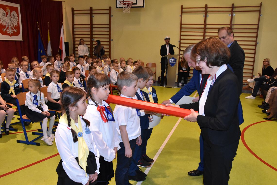 Pasowanie na ucznia. Pierwszoklasiści z czwórki zdali pierwszy test celująco