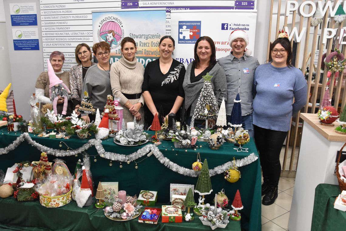 Piękne rękodzieła podczas jarmarku świątecznego w budynku starostwa