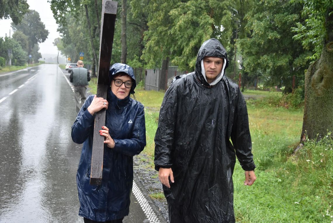 Pielgrzym Michał niosący 3-metrowy krzyż idzie drogami pow. płońskiego. „Będę się modlił za proboszcza z ... Nowego Miasta”