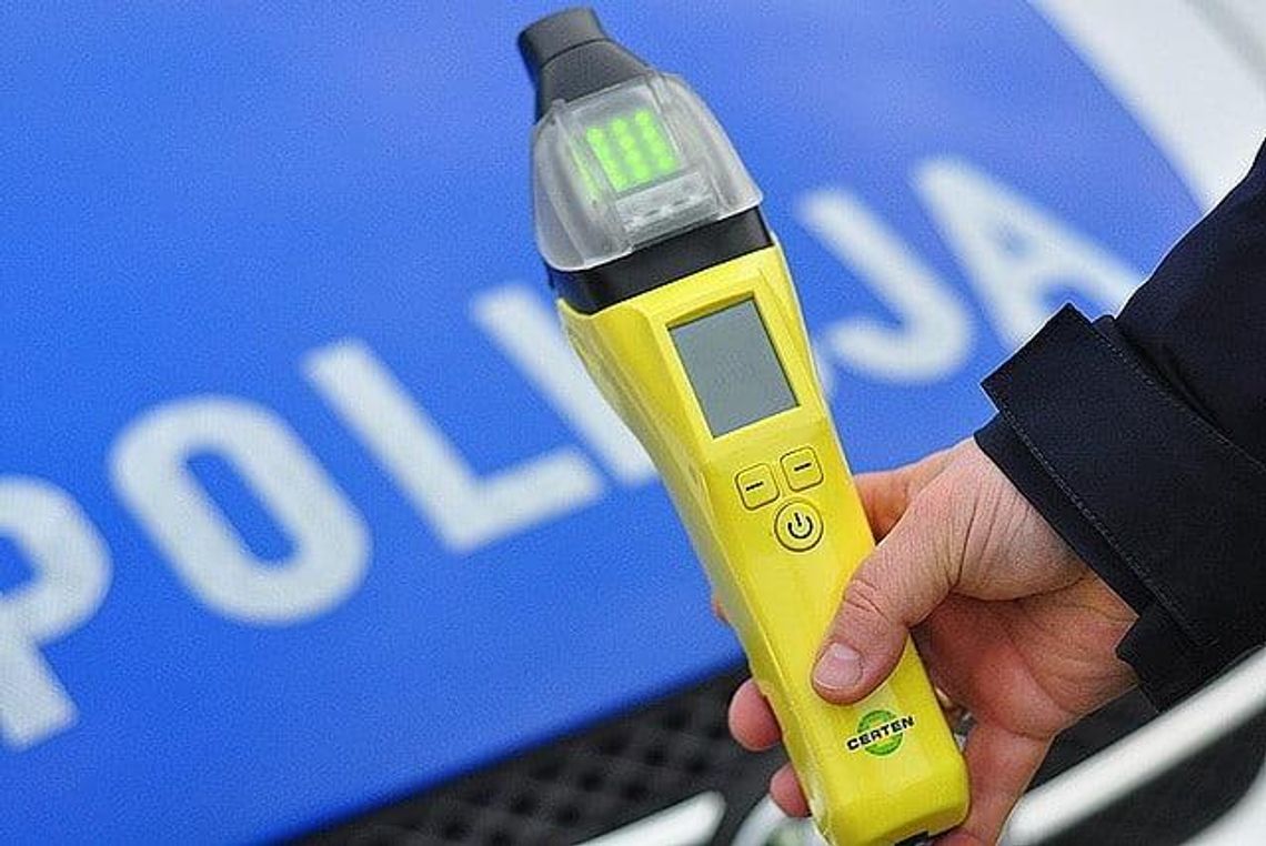 Pijana jechała środkiem drogi i zahaczyła lusterkiem o wymijane auto