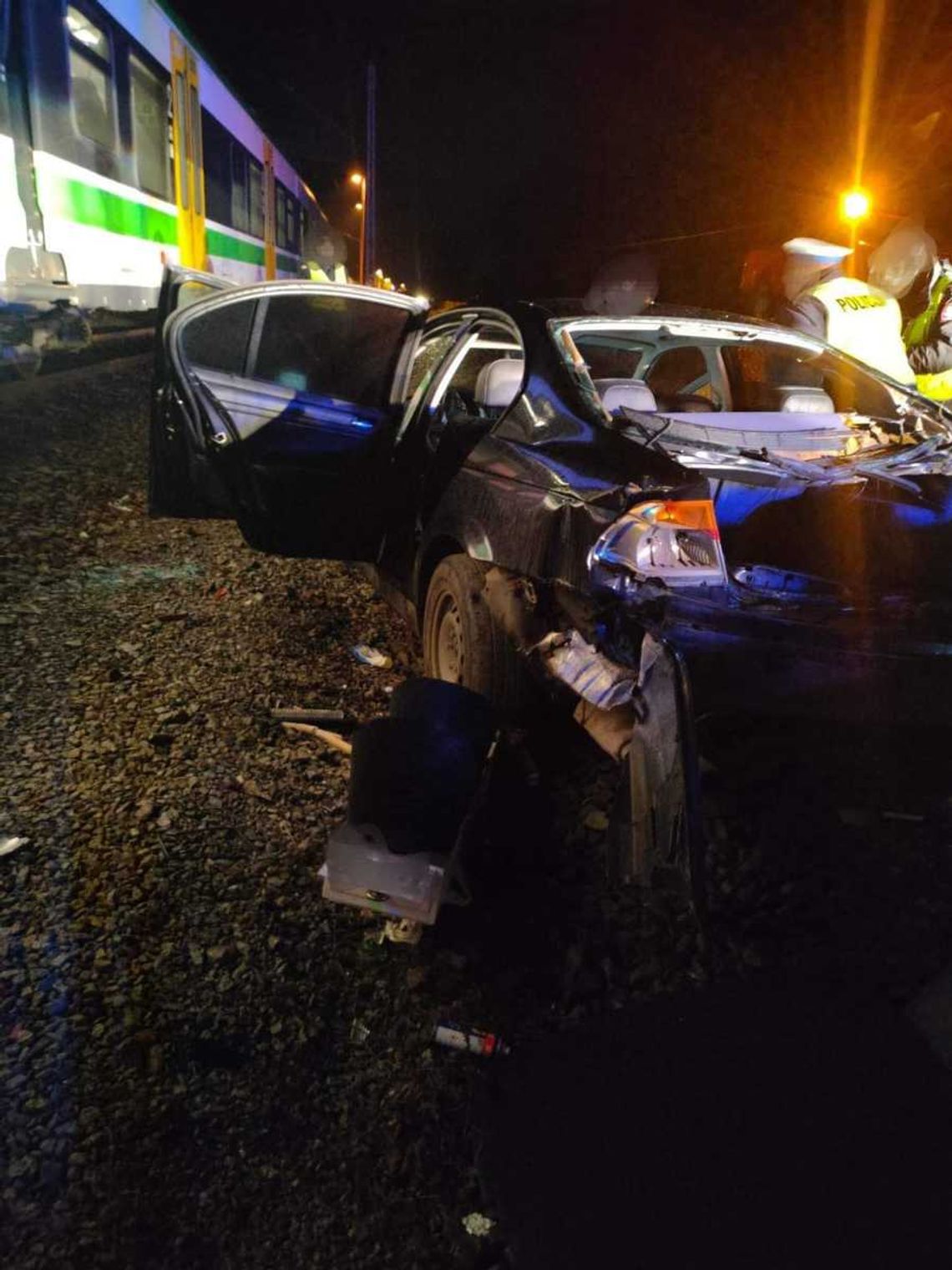 Pijany 22-latek wjechał wprost pod pociąg w Nasielsku. Auto spadło z rampy kolejowej